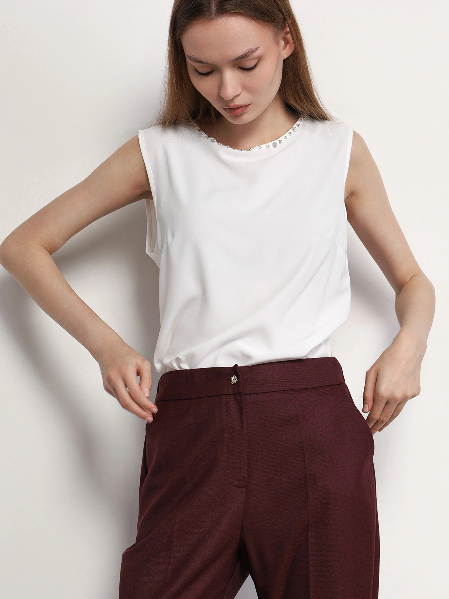 Блуза белого цвета с цепочкой-мониль